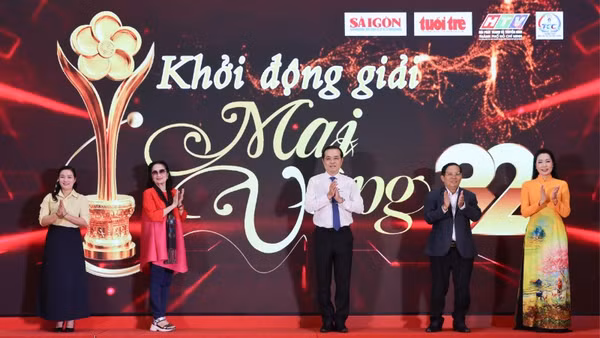 Các đại biểu thực hiện nghi thức khởi động Giải Mai Vàng lần thứ 32. (Ảnh: Ban tổ chức cung cấp)