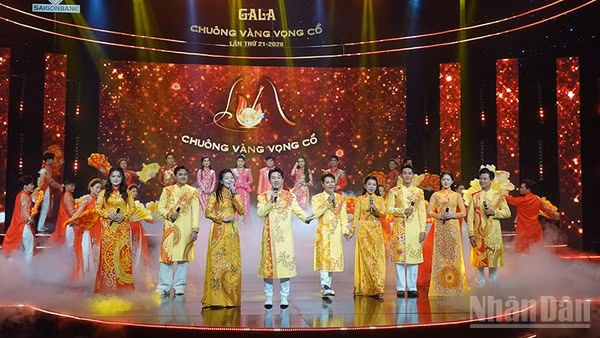 Các thí sinh vào vòng chung kết Chuông vàng vọng cổ 2026 biểu diễn trong đêm Gala Vàng son. (Ảnh: Linh Bảo)