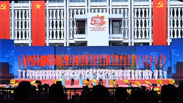 Một tiết mục trong chương trình nghệ thuật "Thành phố Hồ Chí Minh - Sáng mãi tên Người". (Ảnh: Quốc Thanh)