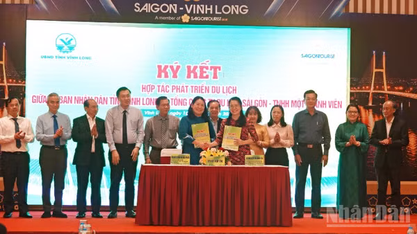 Đại diện lãnh đạo Ủy ban nhân dân tỉnh Vĩnh Long và đại diện lãnh đạo Saigontourist Group ký kết hợp tác phát triển du lịch. (Ảnh: LINH BẢO)