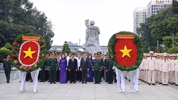 Đoàn đại biểu dâng hoa, dâng hương tại Nghĩa trang Liệt sĩ thành phố. (Ảnh: Hoàng Triều)