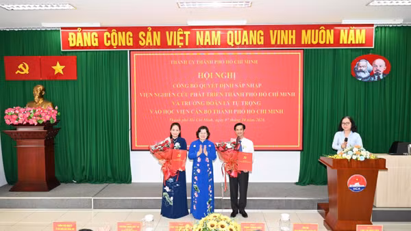 Đồng chí Văn Thị Bạch Tuyết, Phó Bí thư Thành ủy trao quyết định và chúc mừng hai đồng chí Nguyễn Thị Nhật Hằng và đồng chí Phạm Ngọc Lợi. (Ảnh: THANH TIÊN )