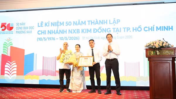 Tập thể chi nhánh Nhà xuất bản Kim Đồng tại Thành phố Hồ Chí Minh nhận Bằng khen của Trung ương Đoàn. (Ảnh: Nhà xuất bản Kim Đồng)