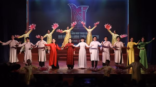Tiết mục nghệ thuật tại buổi tọa đàm. (Ảnh: VĂN HÀ)