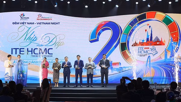 Ông Nguyễn Văn Được, Chủ tịch Ủy ban nhân dân Thành phố Hồ Chí Minh trao tặng biểu trưng cảm ơn các quốc gia đã đồng hành cùng ITE HCMC trong suốt chặng đường vừa qua. (Ảnh: Ban tổ chức)