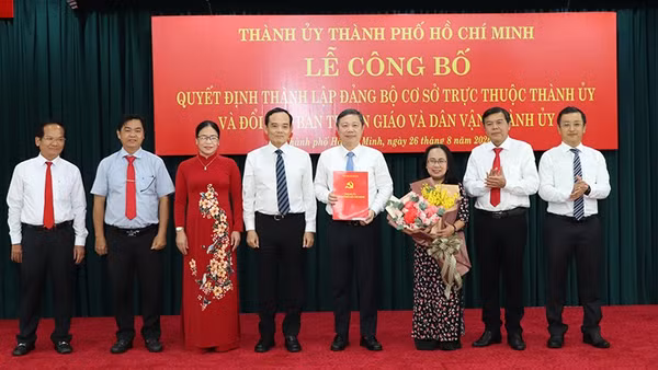 Đồng chí Trần Lưu Quang, Bí thư Thành ủy Thành phố Hồ Chí Minh trao Quyết định đổi tên Ban Tuyên giáo và Dân vận Thành ủy Thành phố Hồ Chí Minh thành Ban Tuyên giáo Thành ủy Thành phố Hồ Chí Minh. (Ảnh: THANH VŨ)