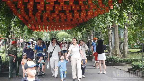 Đông đảo khách tham quan đến Thảo Cầm Viên Sài Gòn ngày 30/8. (Ảnh: Linh Bảo).