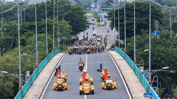 Các vận động viên tranh tài trên cung đường đặc trưng ở Cần Giờ. (Ảnh: Ban tổ chức cung cấp)
