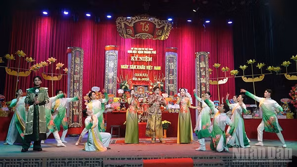 Biểu diễn nghệ thuật trong Lễ giỗ Tổ tại Nhà hát Kịch Thành phố Hồ Chí Minh. (Ảnh: LINH BẢO)