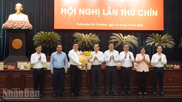 Đồng chí Trần Lưu Quang, Ủy viên Bộ Chính trị, Bí thư Thành ủy Thành phố Hồ Chí Minh và các đồng chí Thường trực Thành ủy chúc mừng đồng chí Nguyễn Sinh Nhật Tân. (Ảnh: LINH BẢO)
