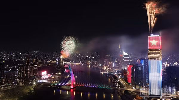 Thành phố Hồ Chí Minh bắn pháo hoa vào dịp 30/4 vừa qua. (Ảnh: Thế Anh)