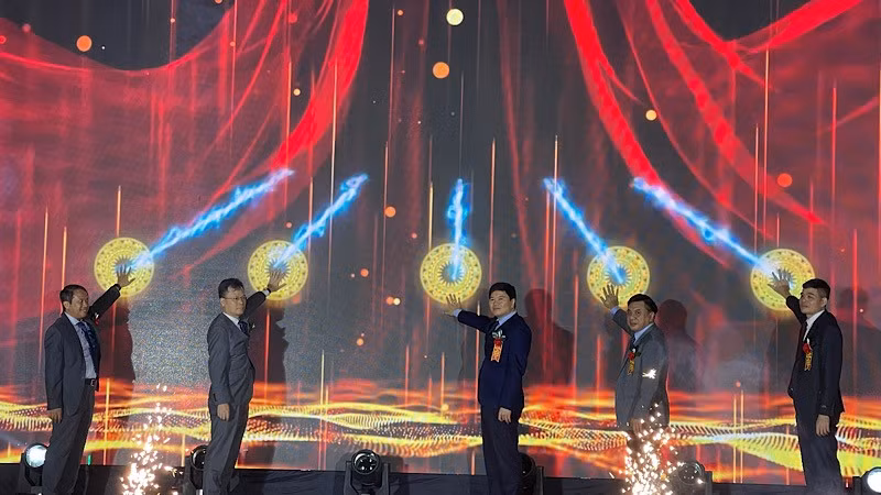 Các đại biểu nhấn nút khai mạc Hội chợ Công Thương vùng Đồng bằng sông Hồng-Hải Phòng 2025.