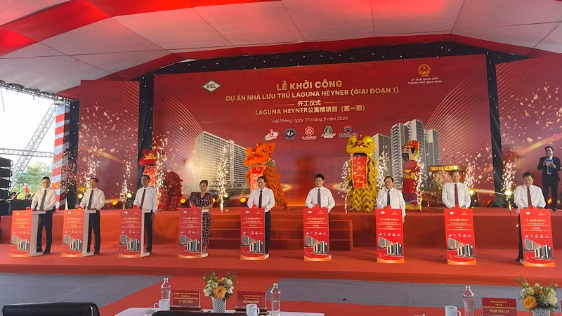 Các đại biểu bấm nút khởi công Dự án Nhà lưu trú Laguna Heyner.