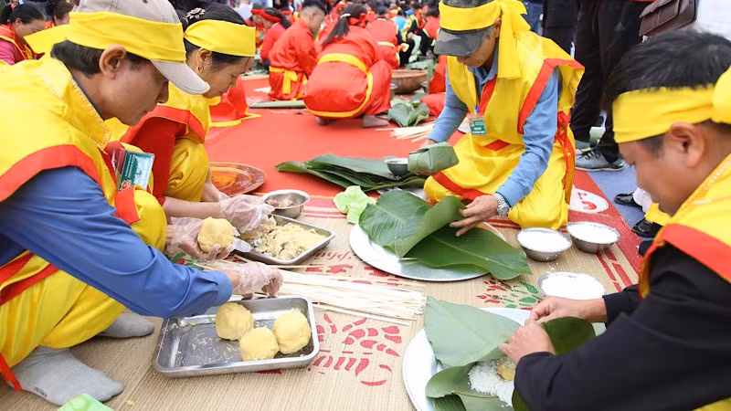 Các nghệ nhân thi phần gói bánh chưng.