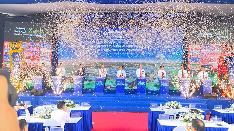 Các đại biểu nhấn nút khởi công Dự án đầu tư xây dựng và kinh doanh kết cấu hạ tầng khu công nghiệp Hoàng Diệu.