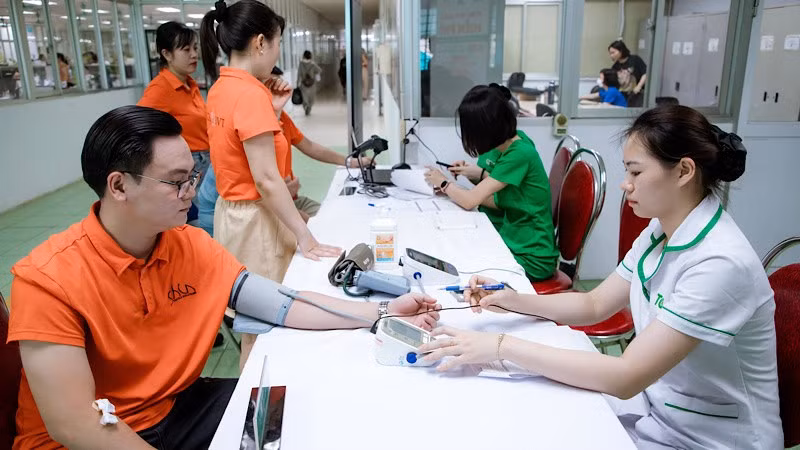 Các bác sĩ thuộc hệ thống y tế Thu Cúc TCI khám sức khỏe miễn phí cho công nhân Công ty Shints BVT.