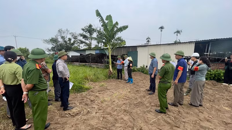 Hội đồng bồi thường, hỗ trợ, tái định cư xã Kẻ Sặt công bố Quyết định cưỡng chế thu hồi đất đối với hộ dân chưa bàn giao mặt bằng.