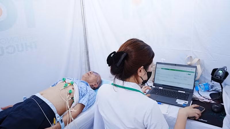 Khám bệnh chuyên sâu cho người có công ở phường Lê Thanh Nghị.