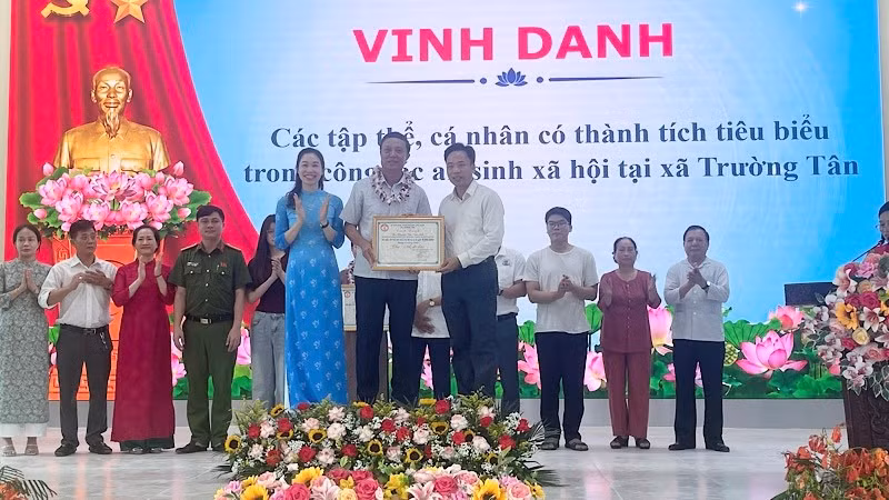 Vinh danh các tập thể, cá nhân có thành tích tiêu biểu trong công tác an sinh xã hội.