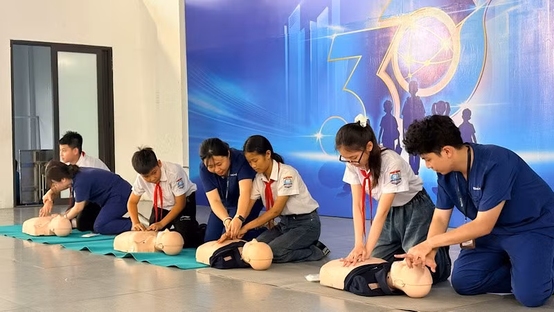 Trải nghiệm sơ cấp cứu ứng dụng công nghệ E-CPR dành cho học sinh xã Trần Phú.