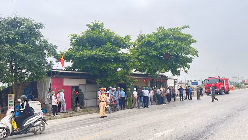 Lực lượng chức năng bảo vệ an toàn, trật tự giao thông khu vực giải phóng mặt bằng ở xã Kẻ Sặt.