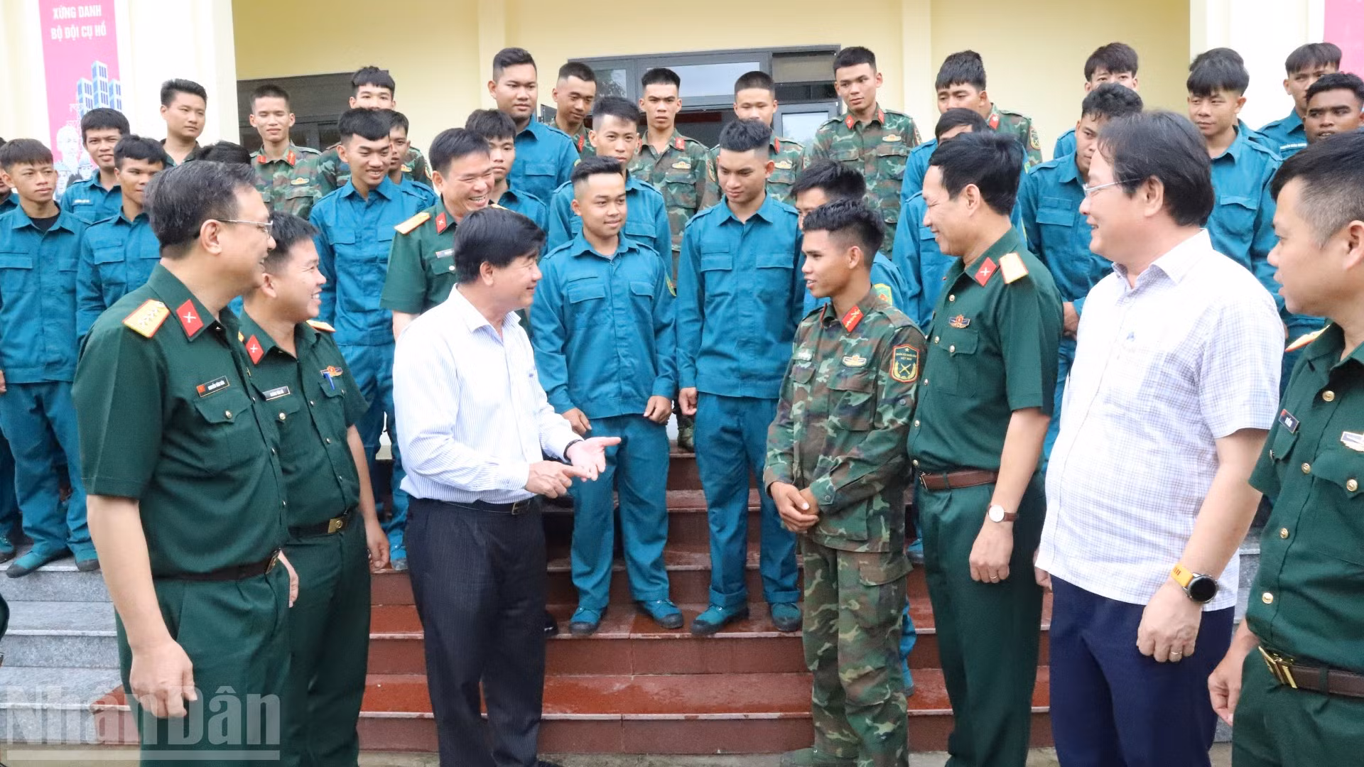Phó Chủ tịch Ủy ban nhân dân tỉnh Đắk Lắk Nguyễn Thiên Văn và lãnh đạo Bộ Chỉ huy Quân sự tỉnh thăm hỏi, động viên các cán bộ, chiến sĩ hỗ trợ lực lượng xây dựng trường nội trú liên cấp xã biên giới xã Ia Rvê và Ia Lốp.