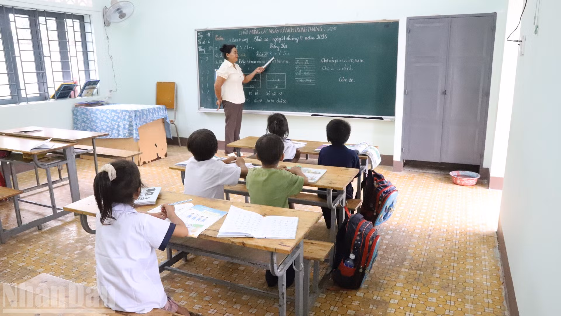 Lớp 1 có 6 học sinh đang học tại điểm trường buôn Đrang Phốk, xã Buôn Đôn, nhưng có 1 em vắng do bị ốm. (Ảnh: CÔNG LÝ) 