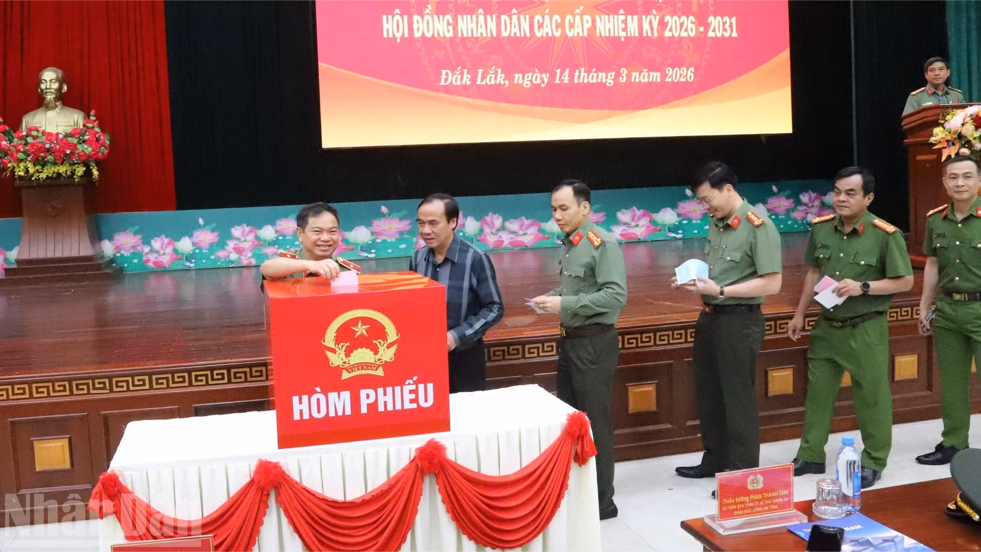 Các đồng chí lãnh đạo Công an tỉnh Đắk Lắk bỏ phiếu bầu cử đại biểu Quốc hội khóa XVI và đại biểu Hội đồng nhân dân các cấp, nhiệm kỳ 2026-2031.