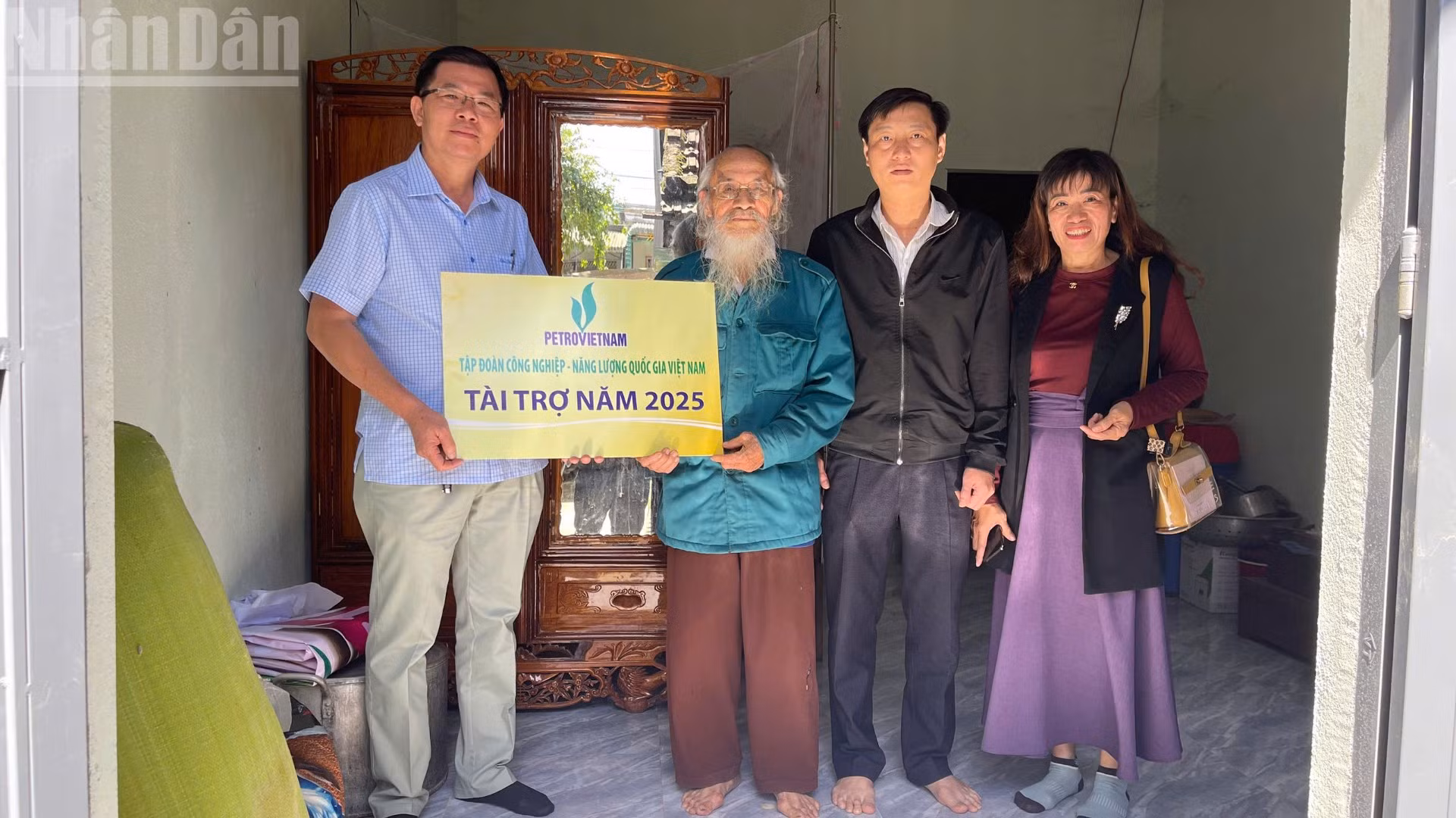 Được sự ủy quyền của lãnh đạo Báo Nhân Dân và PetroVietnam, nhà báo Nguyễn Công Lý, Trưởng văn phòng đại diện Báo Nhân Dân tại Đắk Lắk trao tặng nhà Đại đoàn kết cho hộ ông Hộ ông Nguyễn Như Ý, ở thôn 4, xã M’Drắk.