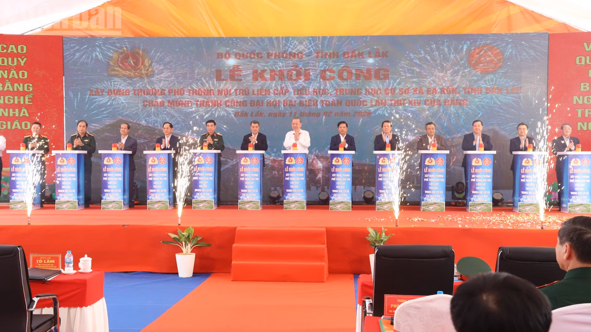 Tổng Bí thư Tô Lâm và các đồng chí lãnh đạo Đảng, Nhà nước ấn nút khởi công công trình.