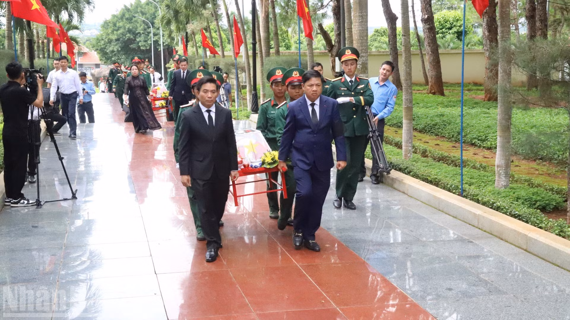 Phó Chủ tịch Quốc hội, Thượng tướng Nguyễn Doãn Anh và Bí thư Tỉnh ủy Đắk Lắk Lương Nguyễn Minh Triết tiễn đưa các liệt sĩ về nơi an nghỉ cuối cùng.