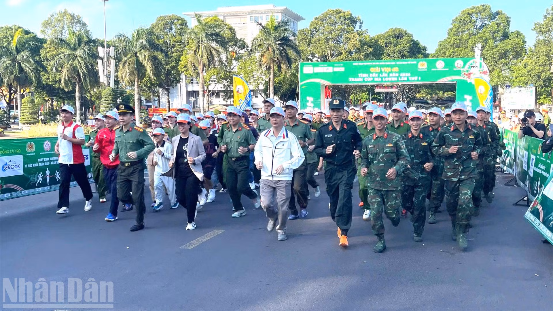 Các đồng chí lãnh đạo Tỉnh ủy, Công an tỉnh, các sở, ngành cùng tham gia chạy bộ tại sự kiện.