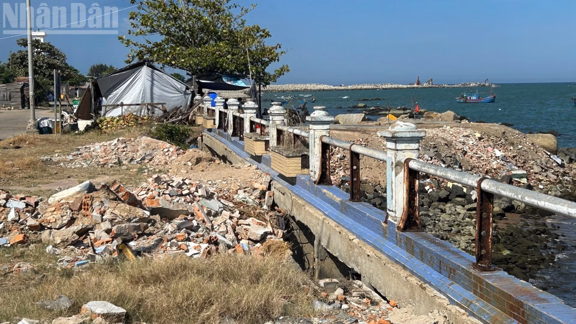 Người dân tự ý đổ xà bần ra biển tại khu vực bờ kè Bạch Đằng, phường Tuy Hòa, tỉnh Đắk Lắk, gây mất mỹ quan, ô nhiễm môi trường và ảnh hưởng hình ảnh du lịch địa phương.