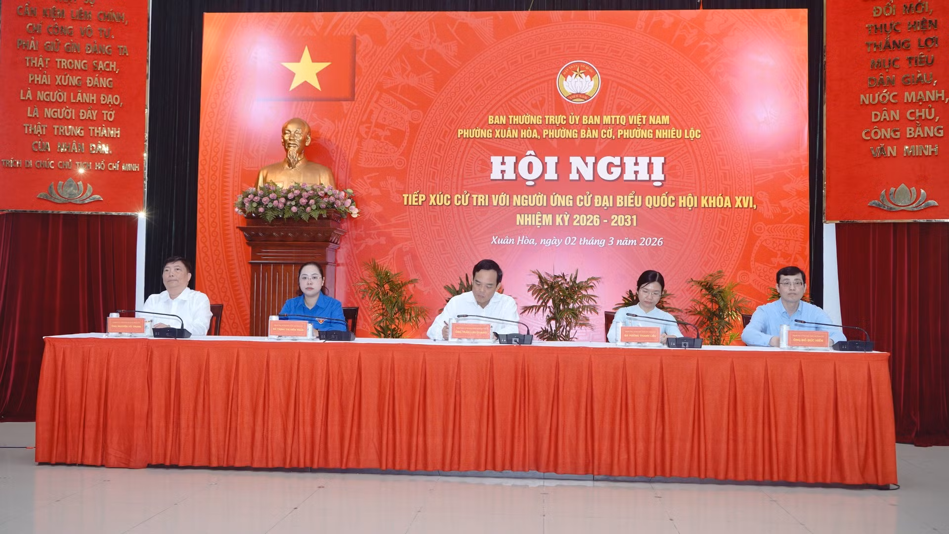 Các ứng cử viên đại biểu Quốc hội khóa XVI, nhiệm kỳ 2026-2031 đơn vị số 6 tiếp xúc cử tri phường Xuân Hòa, Bàn Cờ, Nhiêu Lộc (Thành phố Hồ Chí Minh). (Ảnh: THẾ ANH)