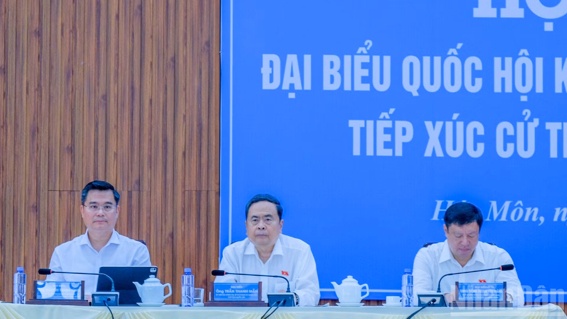 Chủ tịch Quốc hội Trần Thanh Mẫn và các thành viên Tổ đại biểu Quốc hội số 12 tiếp xúc cử tri.