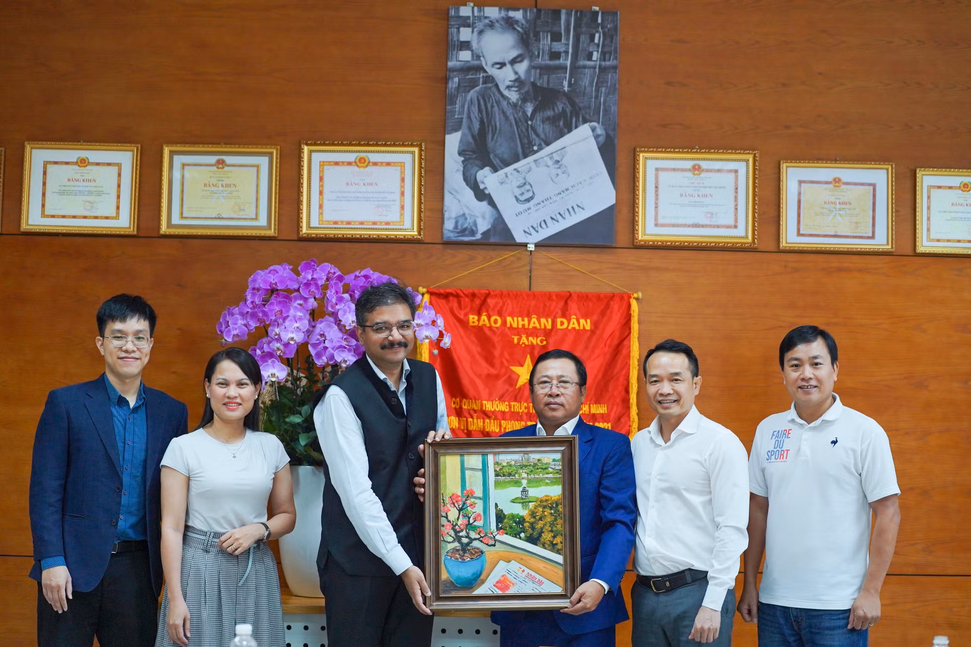 Tiến sĩ Vipra Pandey, Tổng Lãnh sự Ấn Độ tại Thành phố Hồ Chí Minh tới thăm Đại diện Báo Nhân Dân tại khu vực miền nam. (Ảnh: THẾ ANH)