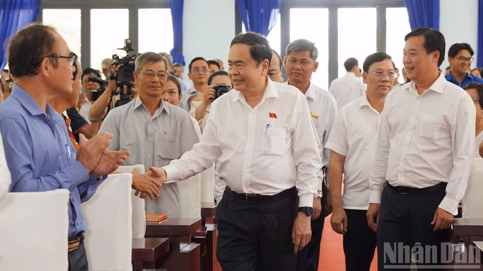 ndo_br_chu-tich-quoc-hoi-tran-thanh-man-voi-cu-tri-xa-tan-an-hoi-anh-the-anh-8311.jpg
