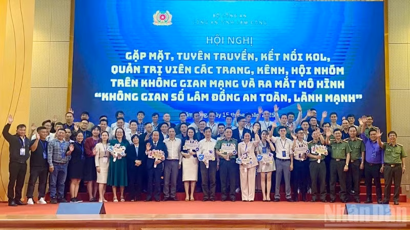 Đại biểu và KOL, quản trị viên các trang, kênh, hội nhóm trên không gian mạng tại hội nghị.