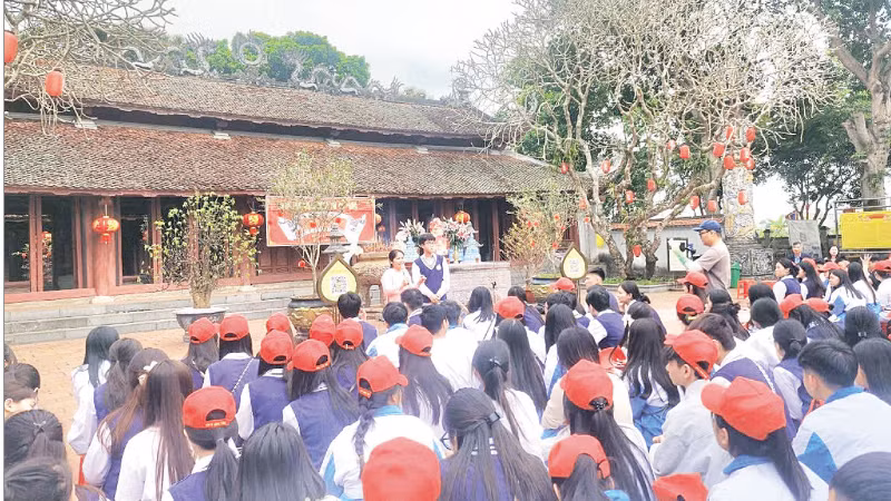 Học sinh tìm hiểu tại Văn Miếu Mao Điền (thành phố Hải Phòng).