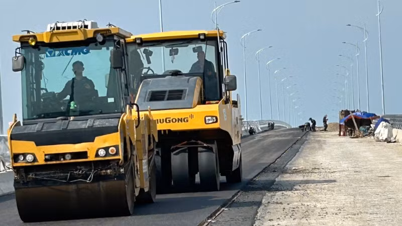 Thi công cầu vượt sông Hồng thuộc tuyến đường ven biển tỉnh Hưng Yên.