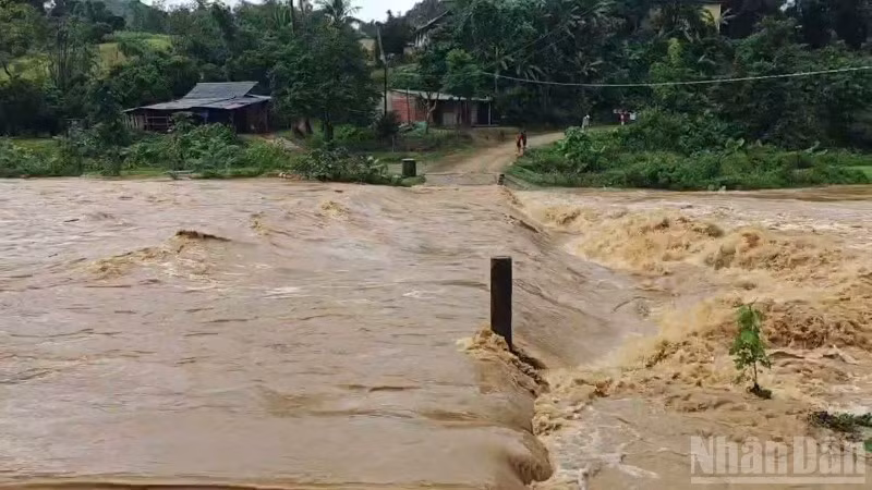 Nhiều ngầm tràn tại xã Hướng Hiệp bị ngập sâu, nước chảy xiết.