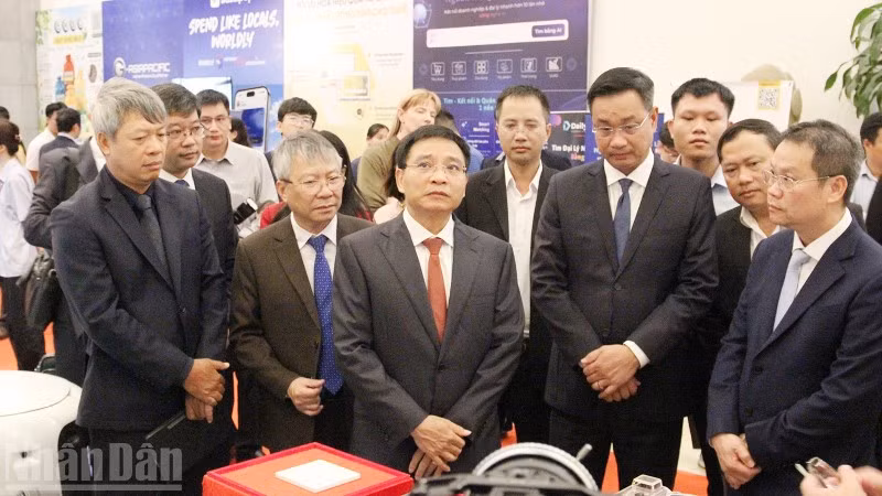 Phó Thủ tướng Chính phủ Nguyễn Văn Thắng cùng đại biểu tham quan các mô hình công nghệ tại Tuần lễ.