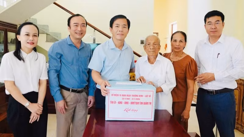 Bí thư Tỉnh ủy Quảng Trị Nguyễn Văn Phương và Đoàn công tác tặng quà gia đình thân nhân liệt sĩ Thái Thị Liên. 