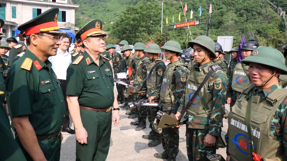 Đại tướng Nguyễn Trọng Nghĩa thăm hỏi, động viên lực lượng rà phá bom mìn tại xã Thanh Thủy, tỉnh Tuyên Quang.
