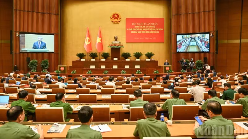 Tổng Bí thư, Chủ tịch nước Tô Lâm phát biểu chỉ đạo Hội nghị toàn quốc nghiên cứu, học tập, quán triệt và triển khai thực hiện Nghị quyết Hội nghị lần thứ hai Ban Chấp hành Trung ương Đảng khóa XIV. (Ảnh: DUY LINH)