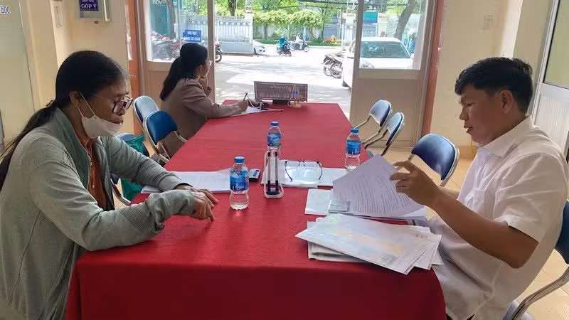 Lãnh đạo Ủy ban nhân dân phường Tân An, thành phố Cần Thơ hướng dẫn giải quyết thủ tục hành chính cho người dân. (Ảnh: Báo Nhân Dân) 