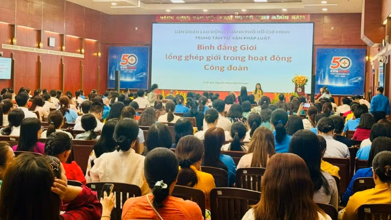 Liên đoàn Lao động Thành phố Hồ Chí Minh tập huấn về nghiệp vụ công tác nữ công trong đó có những chia sẻ về bình đẳng giới, lồng ghép giới trong hoạt động công đoàn.