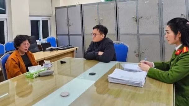 Cựu Chủ tịch Tập đoàn Sen Tài Thu Phạm Thị Hòa tại cơ quan công an. (Ảnh: Công an Hà Nội)