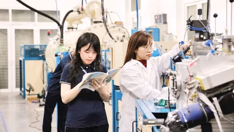 Sinh viên Trường đại học Khoa học Tự nhiên (Đại học Quốc gia Hà Nội) thực hành tại phòng thí nghiệm.