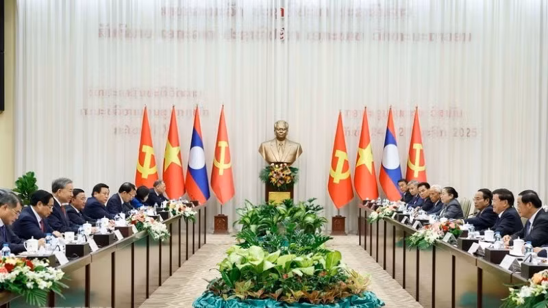 Tổng Bí thư Tô Lâm và Tổng Bí thư, Chủ tịch nước Lào Thongloun Sisoulith đồng chủ trì Cuộc gặp cấp cao giữa Đảng Cộng sản Việt Nam và Đảng Nhân dân Cách mạng Lào. (Ảnh: Thống Nhất/TTXVN)